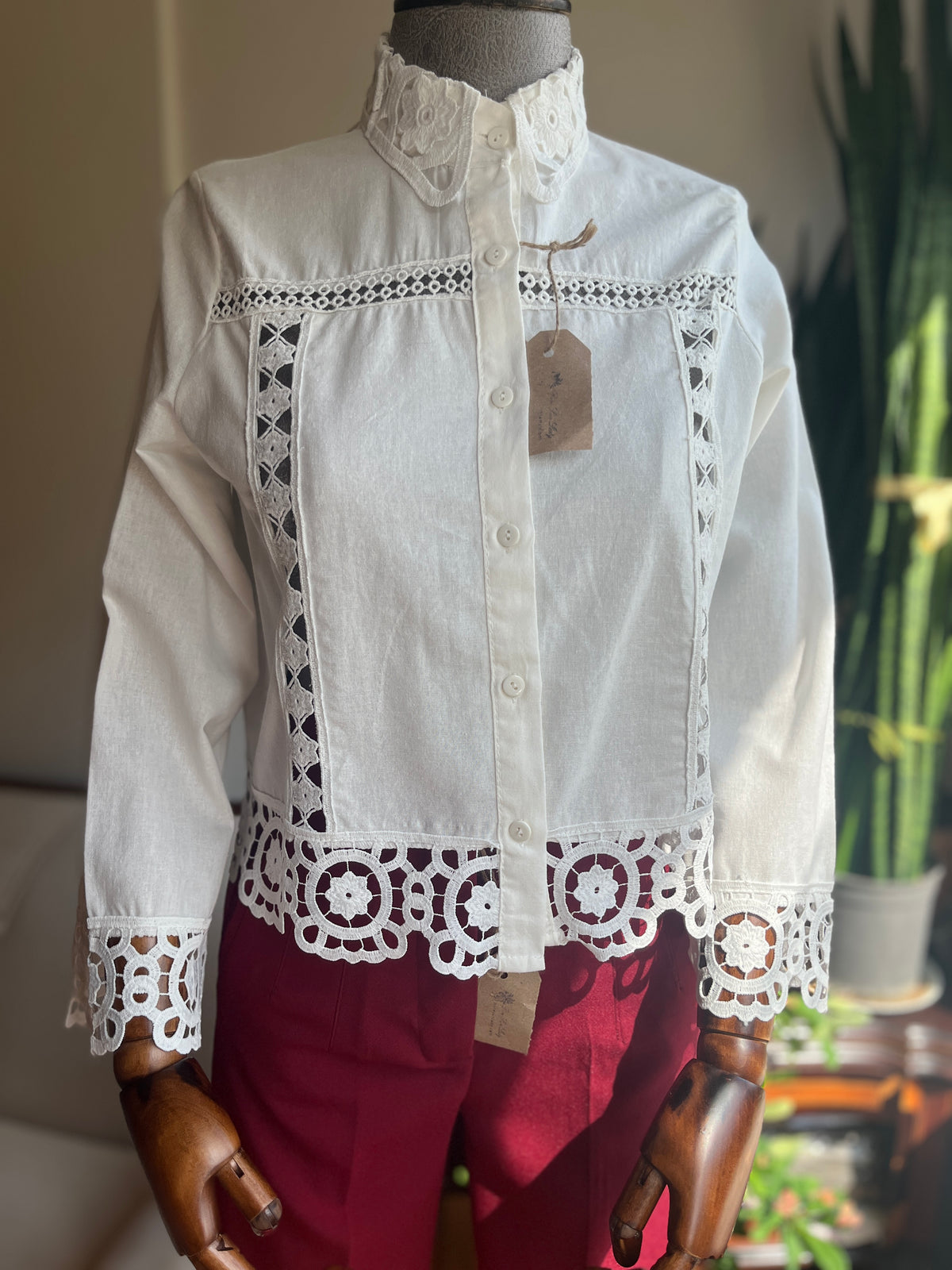 Elegant Women's White Sheer Floral Scalloped Shirt & Lightweight Seasonal Jacket – Chic Collar Detail, Versatile Layering Piece for Effortless Style