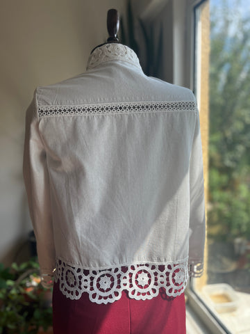 Elegant Women's White Sheer Floral Scalloped Shirt & Lightweight Seasonal Jacket – Chic Collar Detail, Versatile Layering Piece for Effortless Style