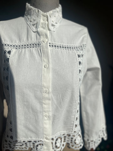 Elegant Women's White Sheer Floral Scalloped Shirt & Lightweight Seasonal Jacket – Chic Collar Detail, Versatile Layering Piece for Effortless Style