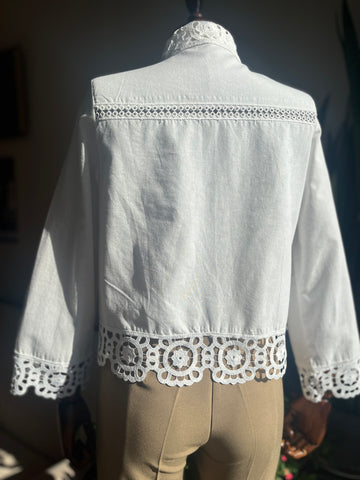 Elegant Women's White Sheer Floral Scalloped Shirt & Lightweight Seasonal Jacket – Chic Collar Detail, Versatile Layering Piece for Effortless Style
