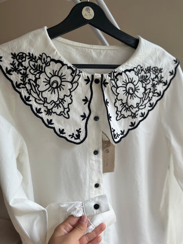 Elegant Women’s Ecru Cotton Shirt with Black Floral Embroidery – Vintage-Inspired Pleated Back, Bebe Collar, Soft Breathable Fabric for Chic Everyday Style