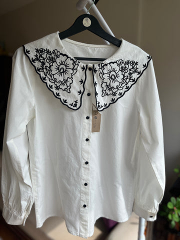 Elegant Women’s Ecru Cotton Shirt with Black Floral Embroidery – Vintage-Inspired Pleated Back, Bebe Collar, Soft Breathable Fabric for Chic Everyday Style