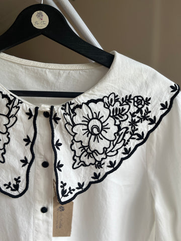Elegant Women’s Ecru Cotton Shirt with Black Floral Embroidery – Vintage-Inspired Pleated Back, Bebe Collar, Soft Breathable Fabric for Chic Everyday Style