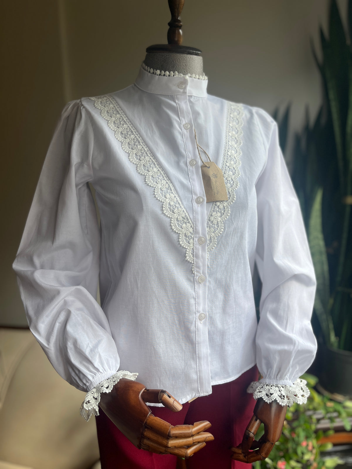 Women's White Guipure Lace Detailed Judge Collar Shirt – Elegant Long Sleeve Blouse with Elastic Cuffs, Classic Button-Up Top for Chic & Sophisticated Style
