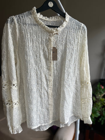 Women's Romantic Beige Heart Patterned Shirt – Elegant Guipure Lace Detail, Stylish & Comfortable Fit, Elastic Sleeves – Perfect for Date Nights, Office Chic & Everyday Grace