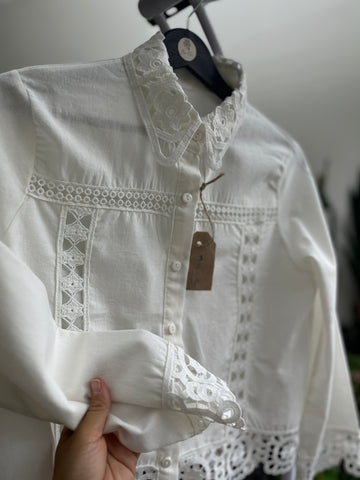 Elegant Women's White Sheer Floral Scalloped Shirt & Lightweight Seasonal Jacket – Chic Collar Detail, Versatile Layering Piece for Effortless Style