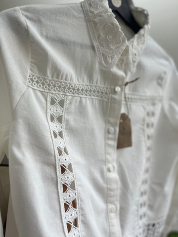 Elegant Women's White Sheer Floral Scalloped Shirt & Lightweight Seasonal Jacket – Chic Collar Detail, Versatile Layering Piece for Effortless Style