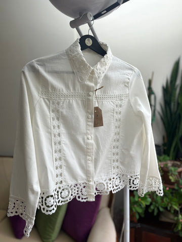 Elegant Women's White Sheer Floral Scalloped Shirt & Lightweight Seasonal Jacket – Chic Collar Detail, Versatile Layering Piece for Effortless Style