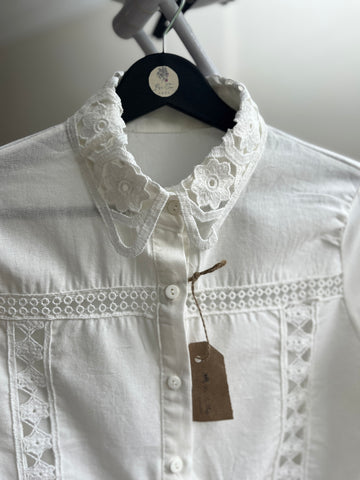 Elegant Women's White Sheer Floral Scalloped Shirt & Lightweight Seasonal Jacket – Chic Collar Detail, Versatile Layering Piece for Effortless Style