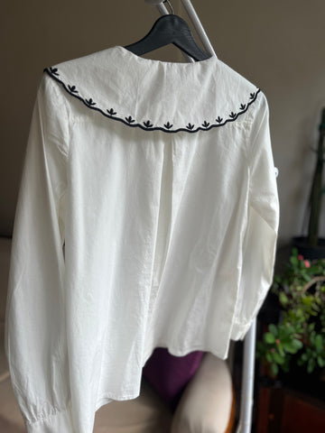 Elegant Women’s Ecru Cotton Shirt with Black Floral Embroidery – Vintage-Inspired Pleated Back, Bebe Collar, Soft Breathable Fabric for Chic Everyday Style