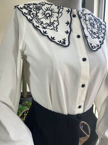 Elegant Women’s Ecru Cotton Shirt with Black Floral Embroidery – Vintage-Inspired Pleated Back, Bebe Collar, Soft Breathable Fabric for Chic Everyday Style