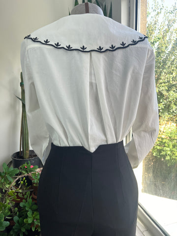 Elegant Women’s Ecru Cotton Shirt with Black Floral Embroidery – Vintage-Inspired Pleated Back, Bebe Collar, Soft Breathable Fabric for Chic Everyday Style