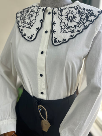 Elegant Women’s Ecru Cotton Shirt with Black Floral Embroidery – Vintage-Inspired Pleated Back, Bebe Collar, Soft Breathable Fabric for Chic Everyday Style