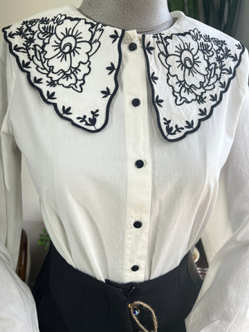 Elegant Women’s Ecru Cotton Shirt with Black Floral Embroidery – Vintage-Inspired Pleated Back, Bebe Collar, Soft Breathable Fabric for Chic Everyday Style
